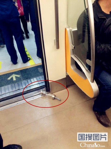 成都地铁2号线疑有人淋汽油自焚（图）